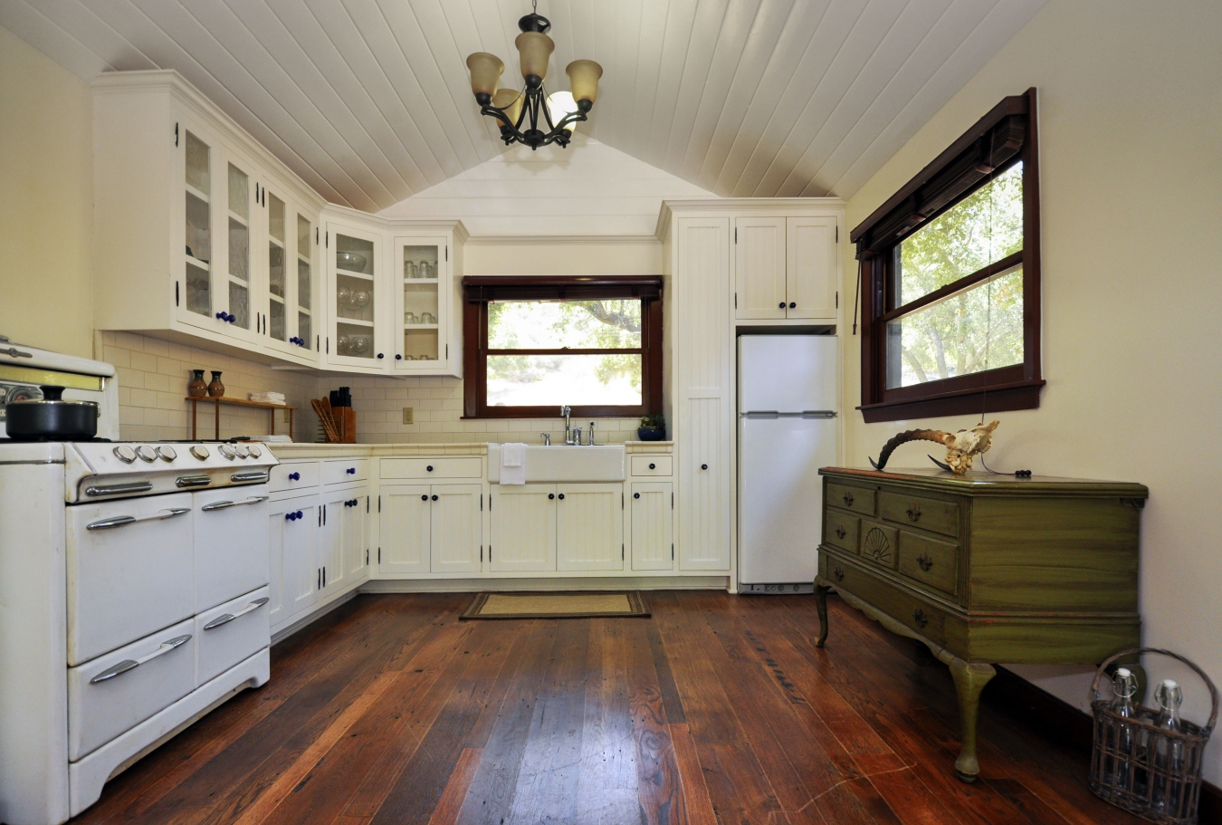 Commode olive dans une cuisine blanche
