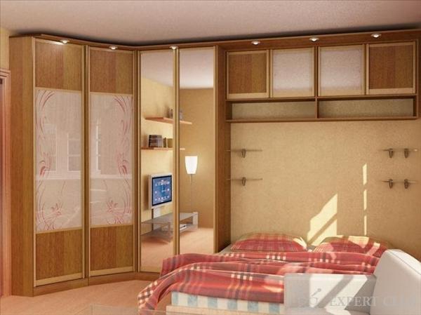 Un exemple de mobilier d'armoire utilisant tout l'espace de la chambre