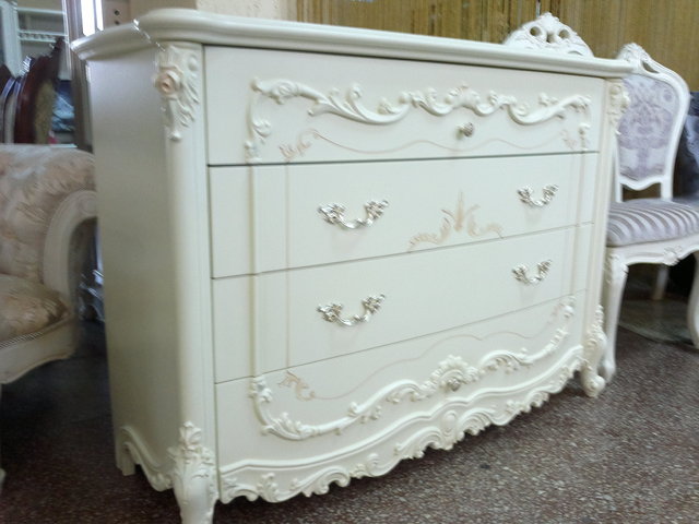 Commode sculptée