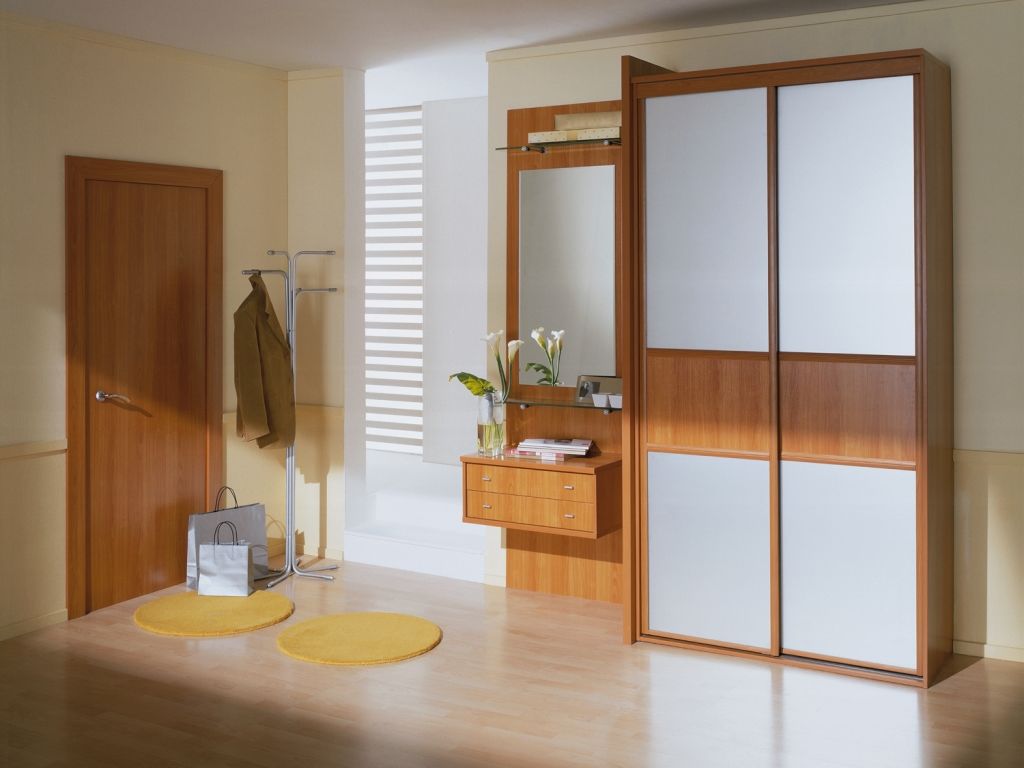 Armoire coulissante dans un petit couloir