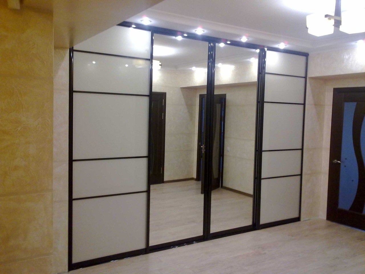 Armoire coulissante dans un couloir linéaire