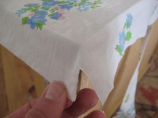 Le tissu est appliqué sur la surface.