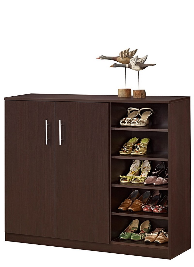 L'armoire à chaussures dans le couloir est un attribut important pour une vie confortable