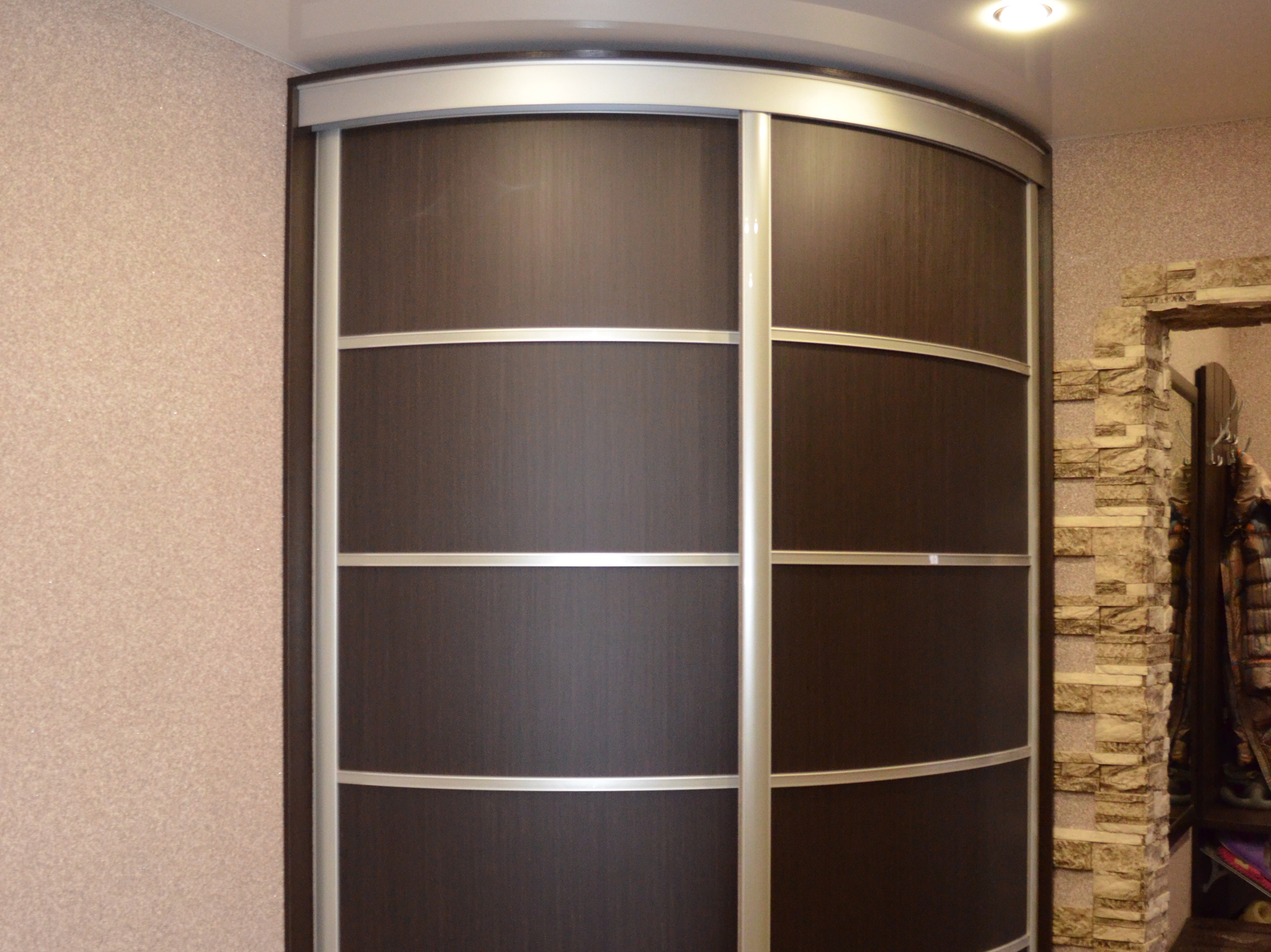 Placard d'angle dans le couloir