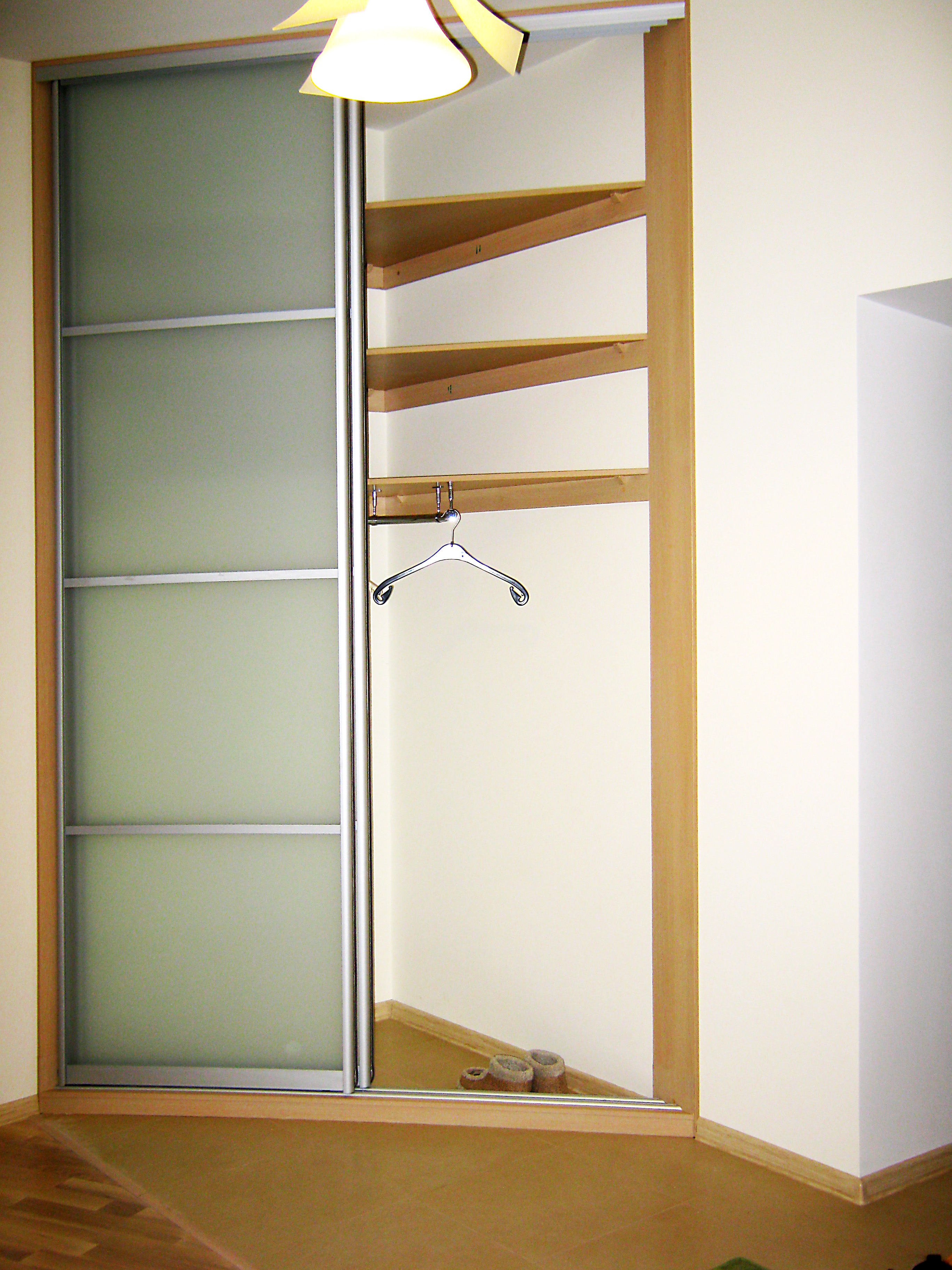 Armoire d'angle dans le couloir
