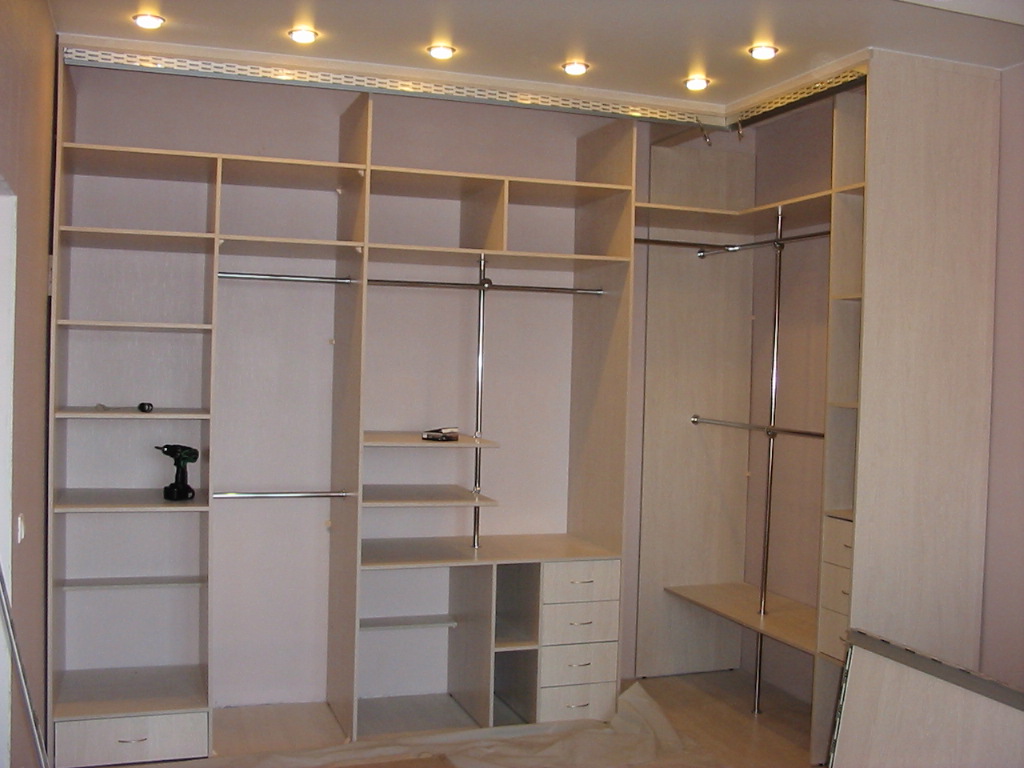 Remplissage intérieur d'une armoire d'angle