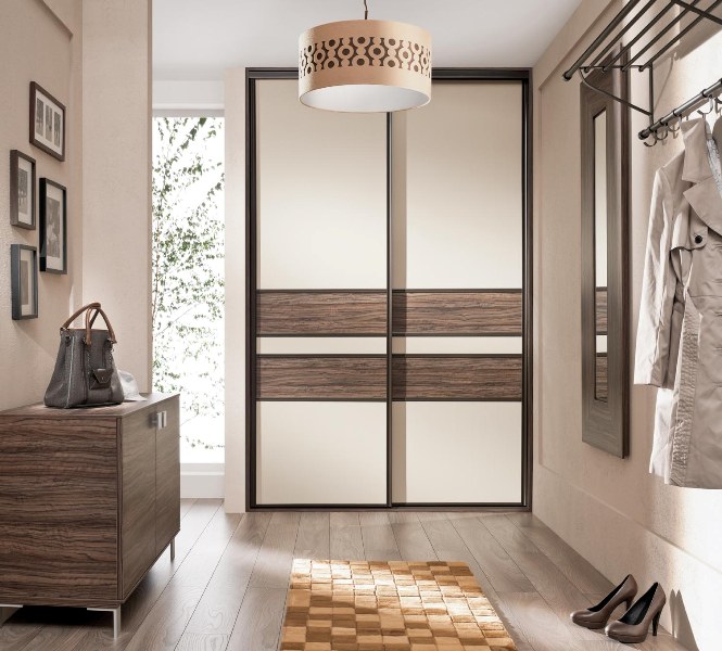 Armoire encastrée dans le couloir