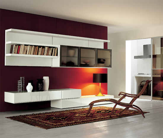 Meubles blancs brillants dans le salon