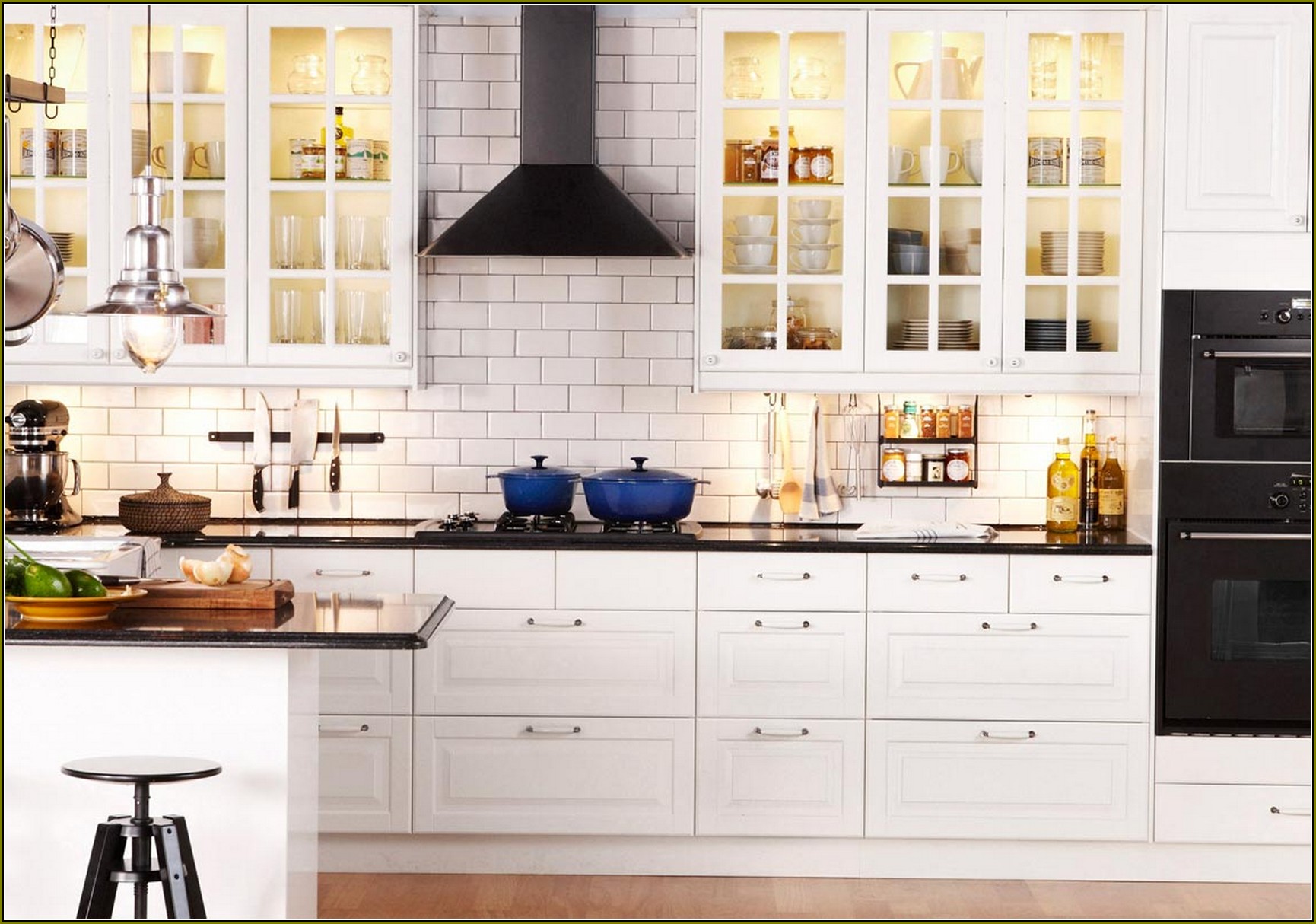 Meubles blancs dans la cuisine