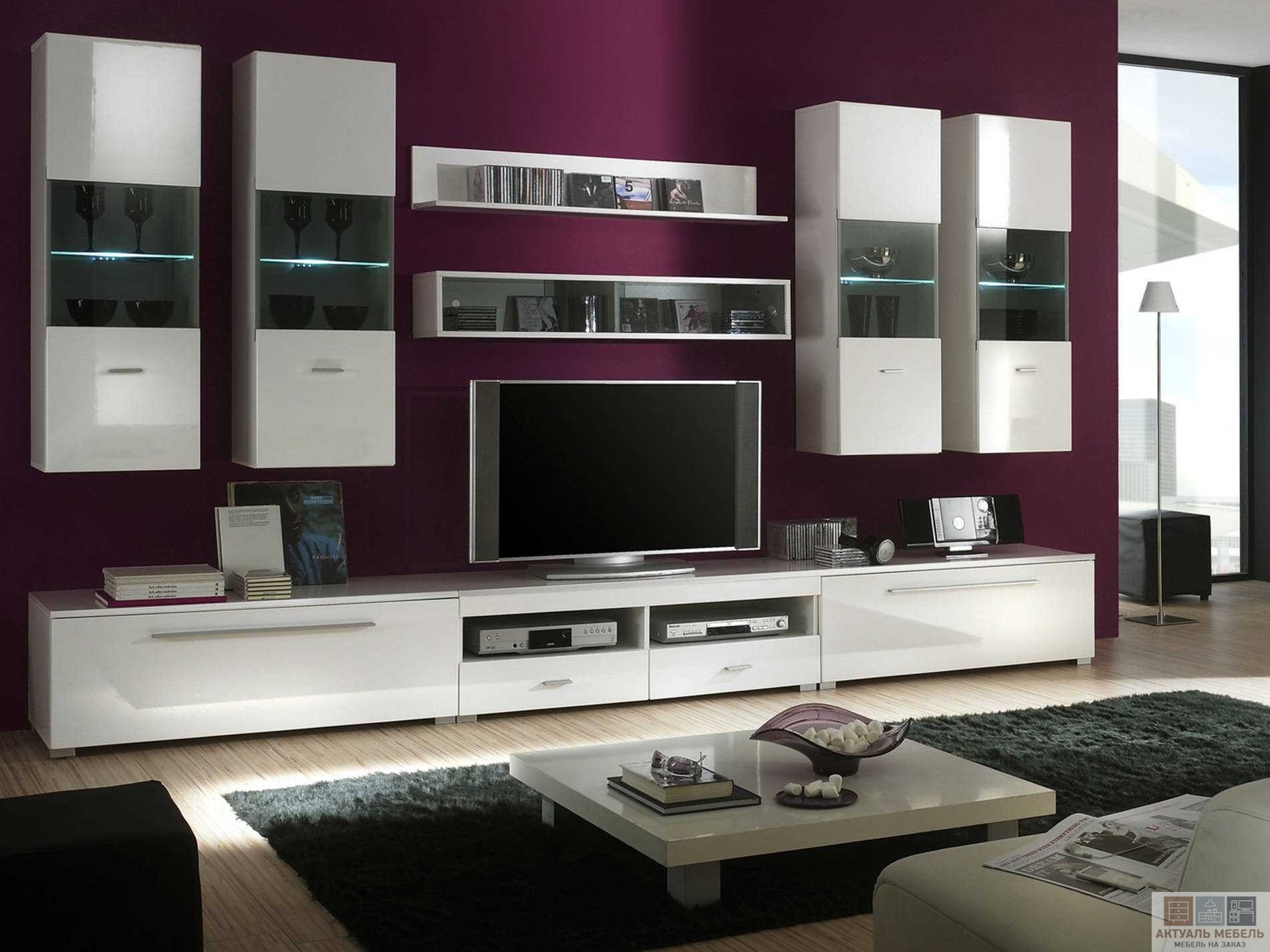 Armoires blanches dans le salon