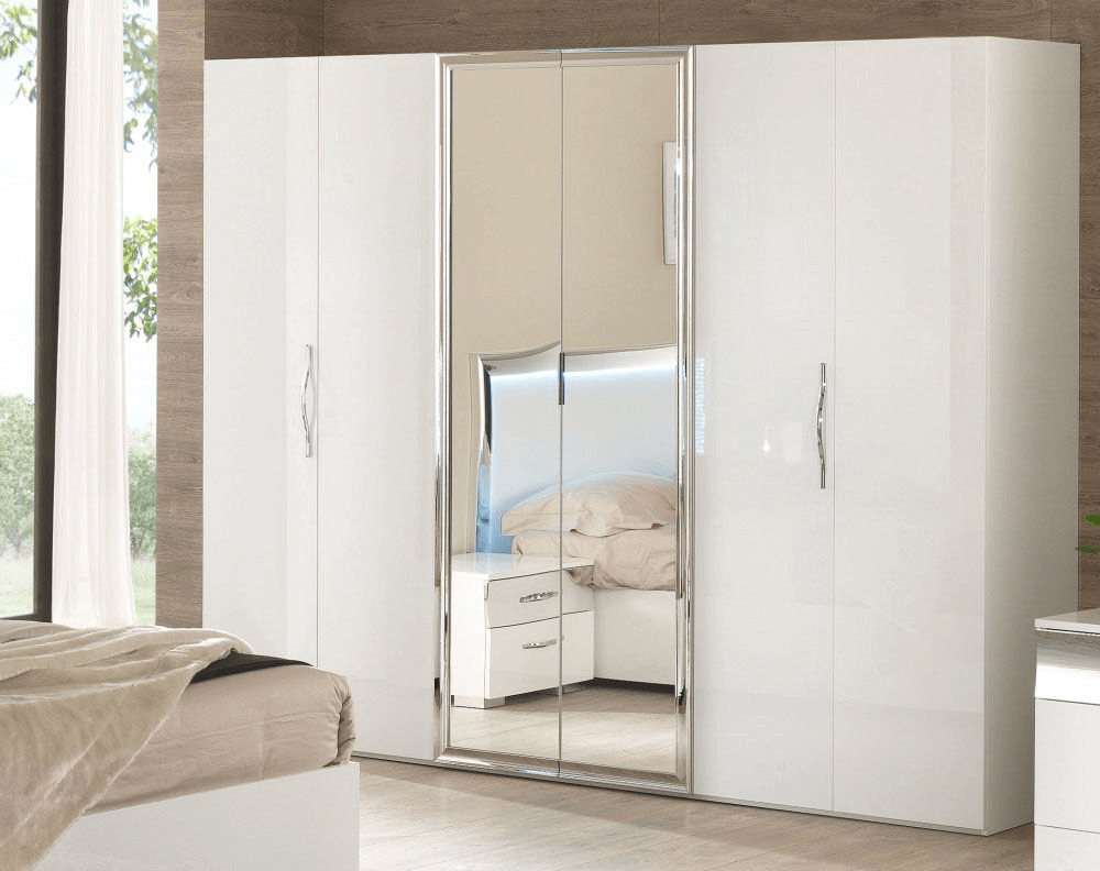 Armoire à charnière blanche avec miroir dans la chambre