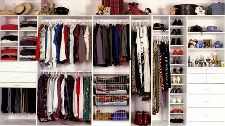 Grande armoire dans la chambre