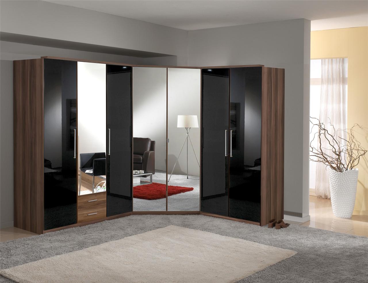 Grande armoire d'angle
