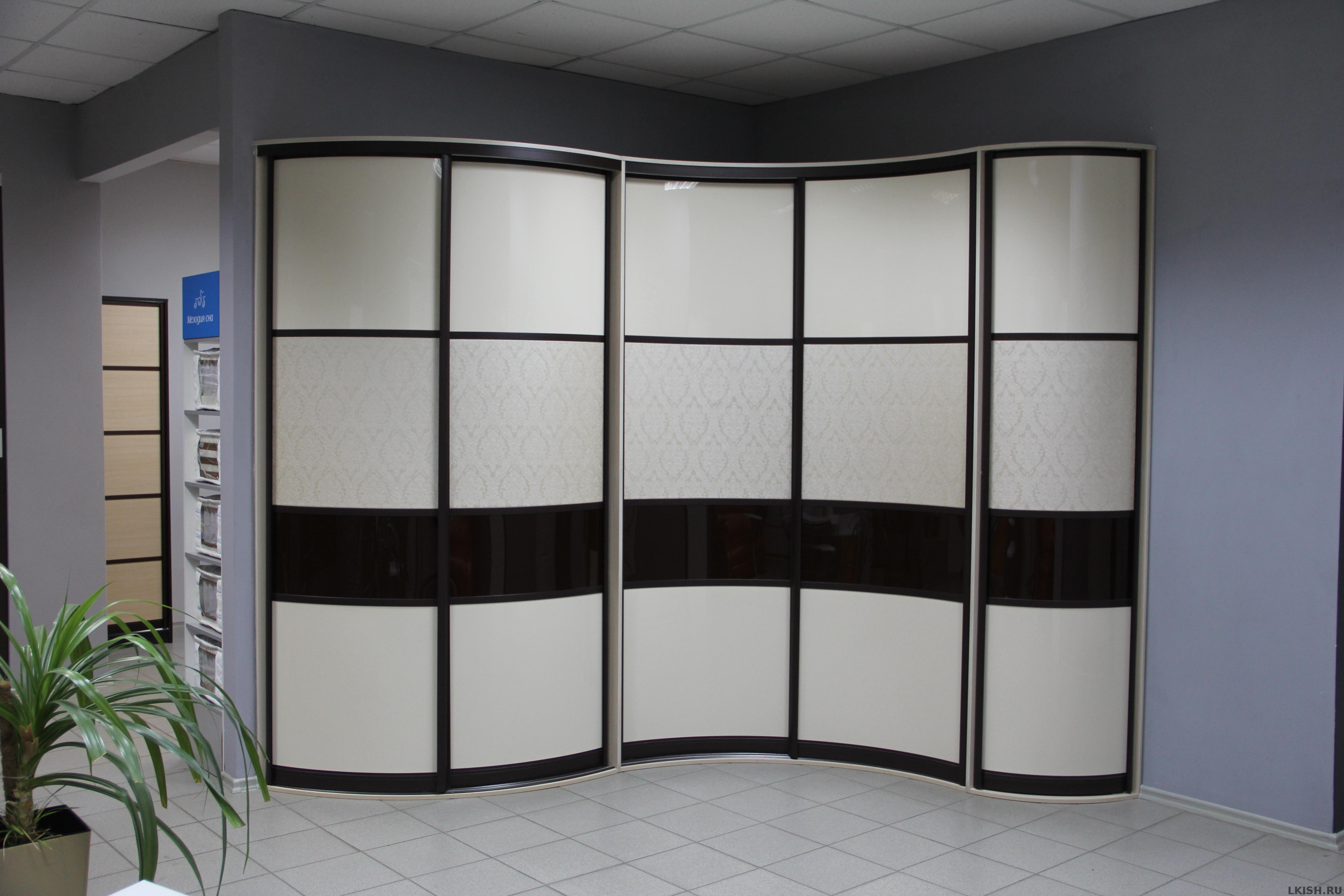 Armoire noire et blanche