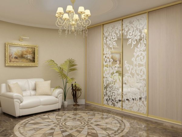 Armoire à quatre portes dans le salon