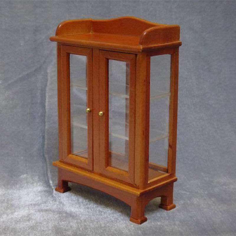 Armoire en bois avec pieds