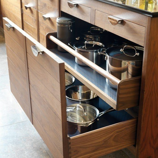 Ces conteneurs sortent complètement de l'armoire.