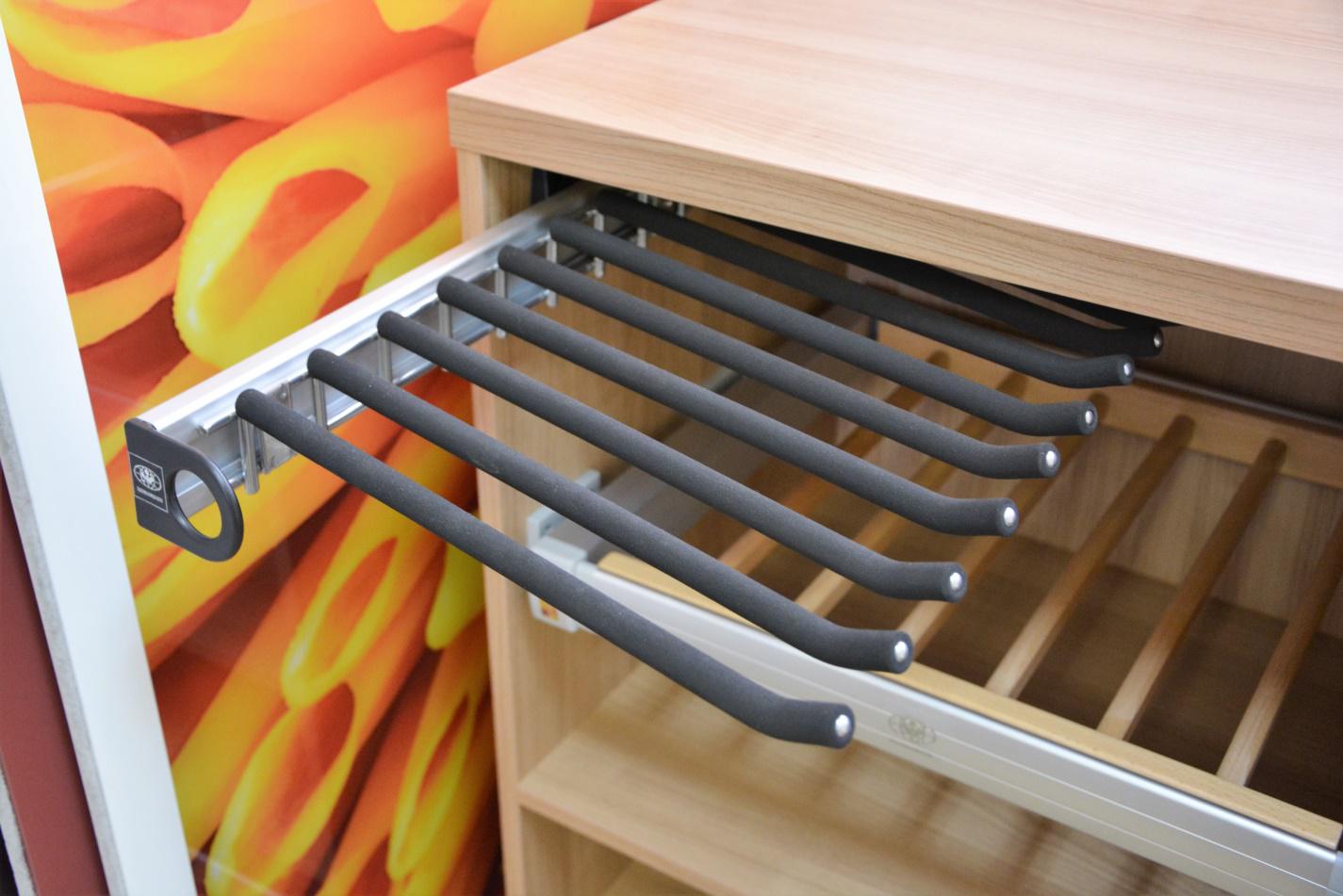Les planches à repasser peuvent également être des éléments de remplissage d'armoire intégrés.