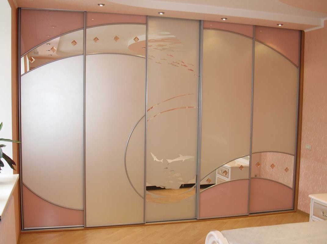 Comment concevoir la façade d'une armoire coulissante