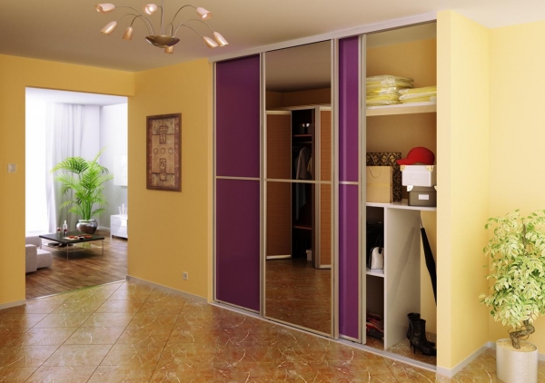 Armoire linéaire installée dans le couloir