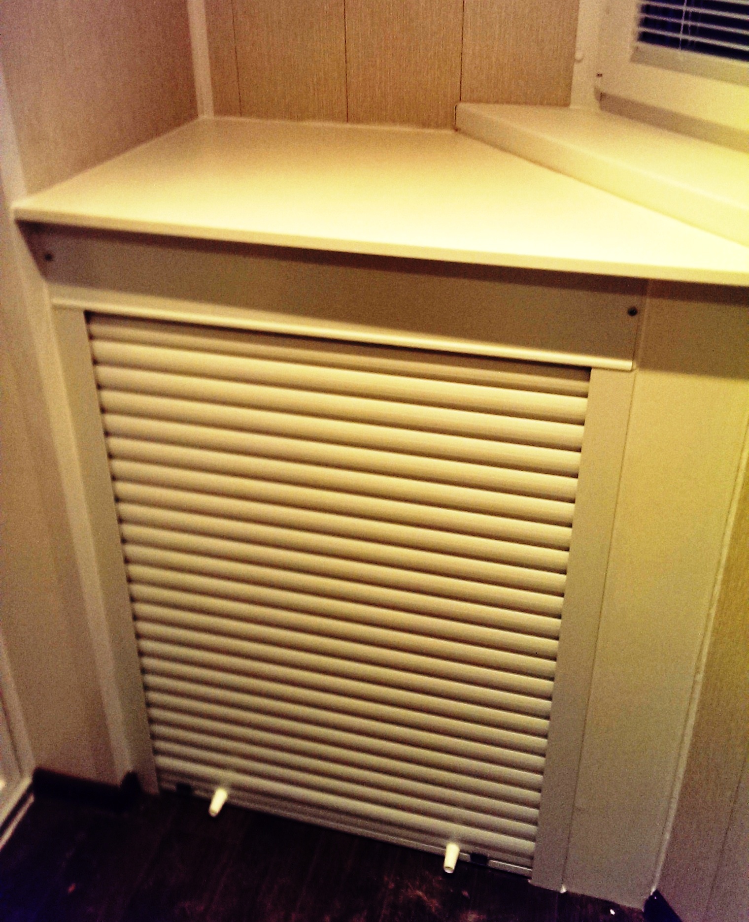 Armoire en métal sur le balcon