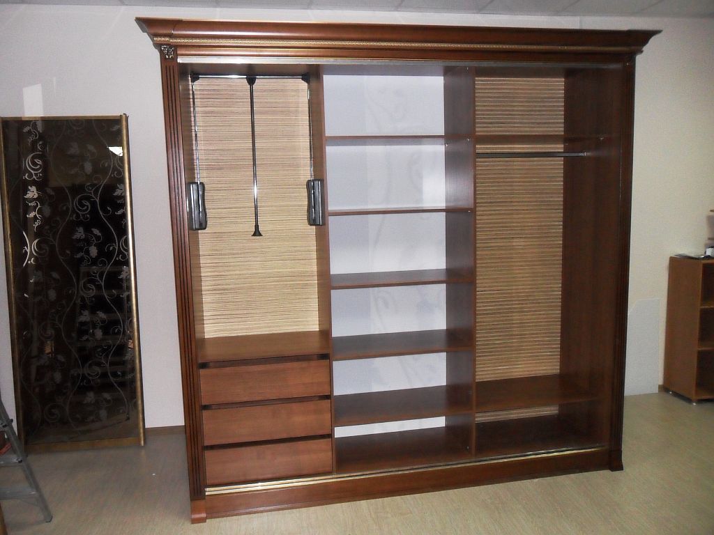 Remplir une armoire à trois portes