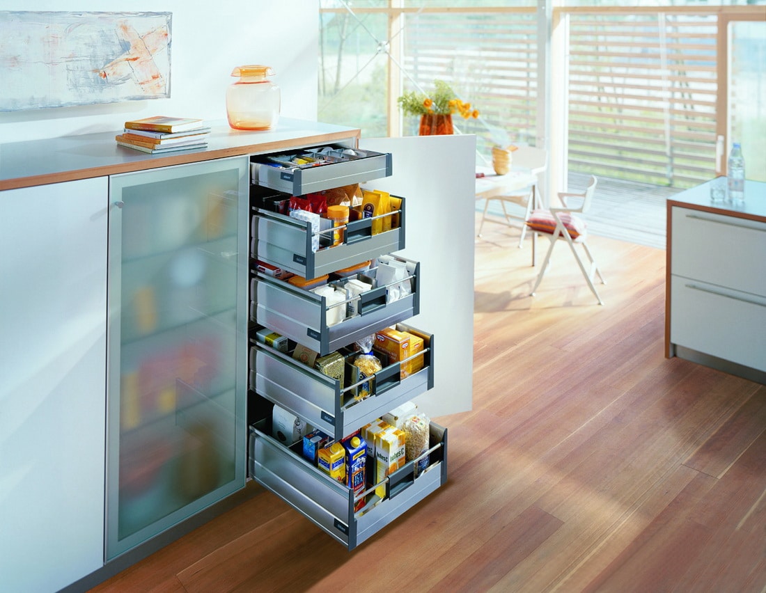 Remplir l'armoire dans la cuisine