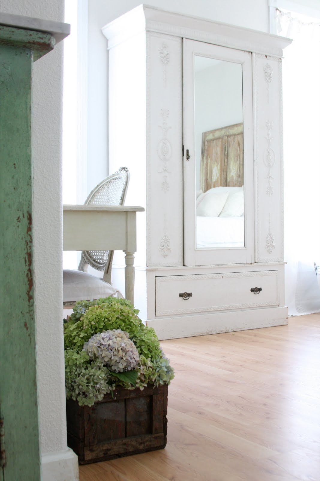 Une petite armoire de style provençal met en valeur la tendresse et la légèreté de votre chambre