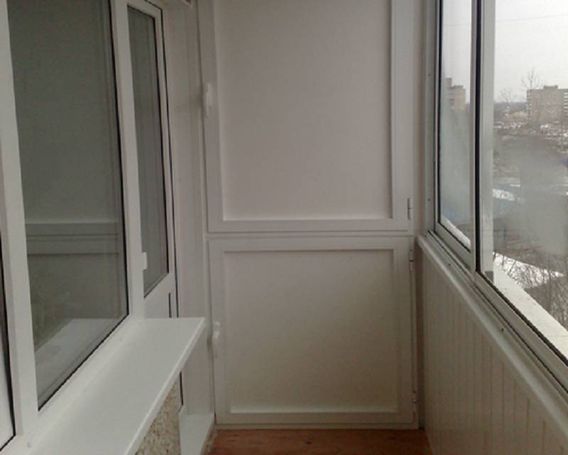 Niche dans la loggia à partir d'un profil métal-plastique