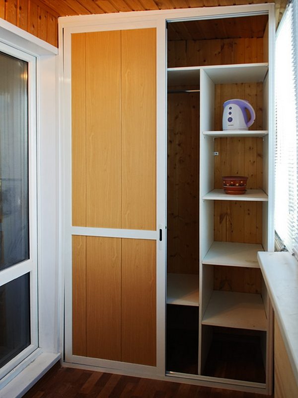 Décoration d'armoire sur le balcon