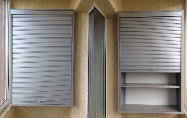 Armoire suspendue sur le balcon