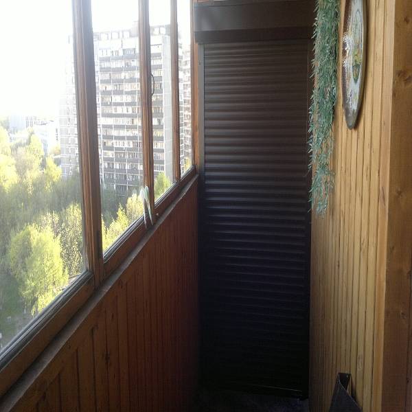 Étagères ou penderie sur balcon avec volets roulants