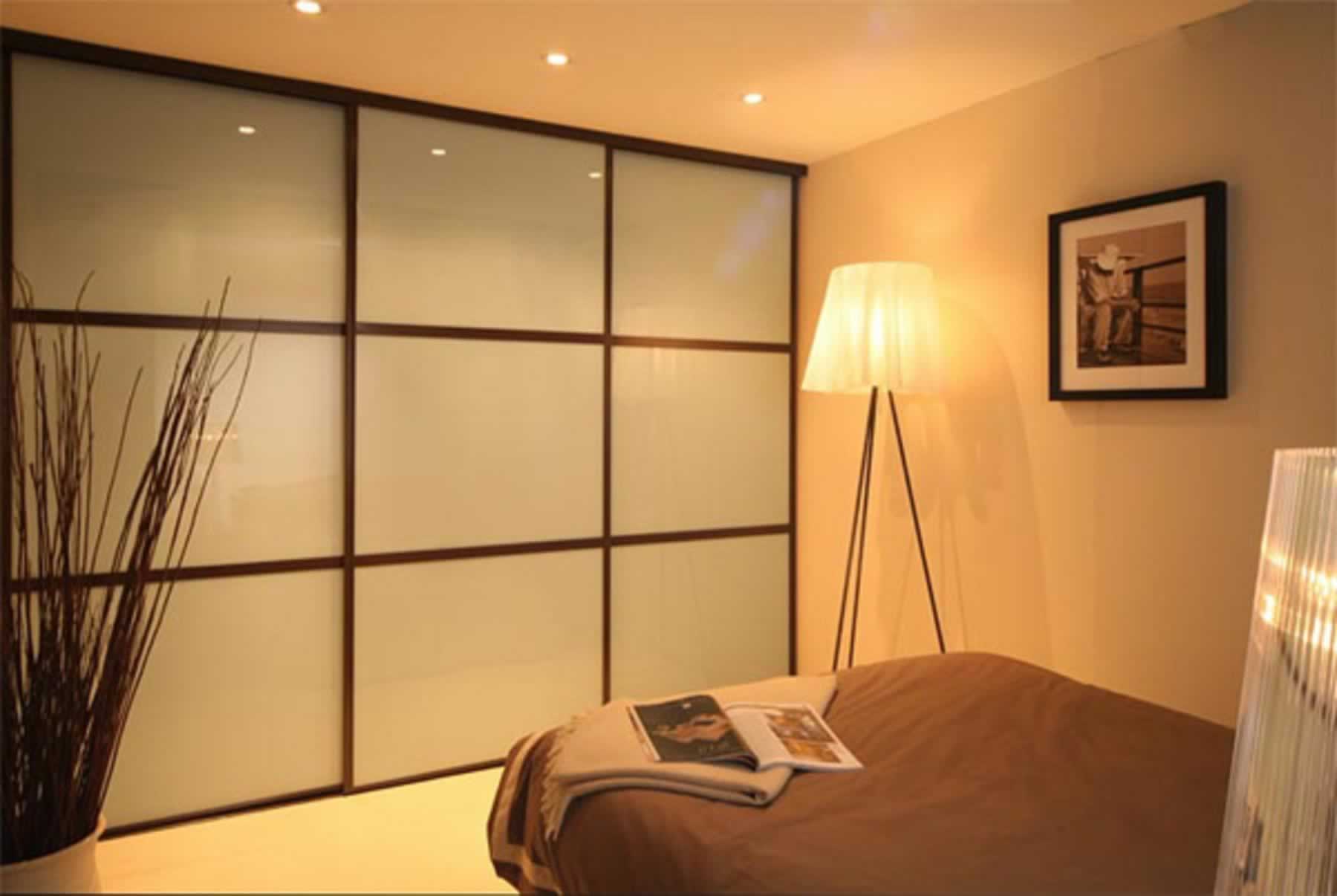 Armoire coulissante pour une chambre