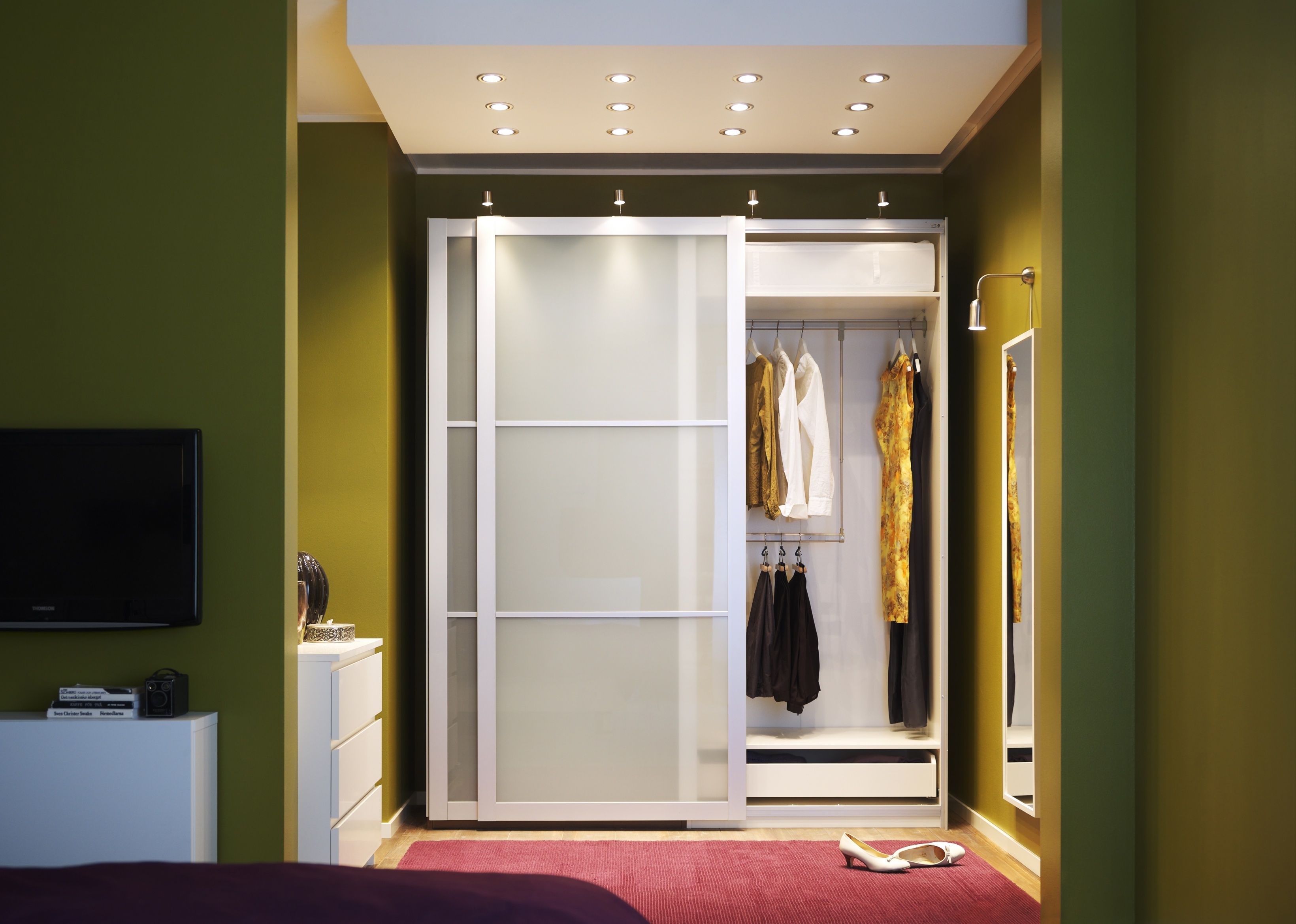 Armoire dans la conception d'un petit couloir