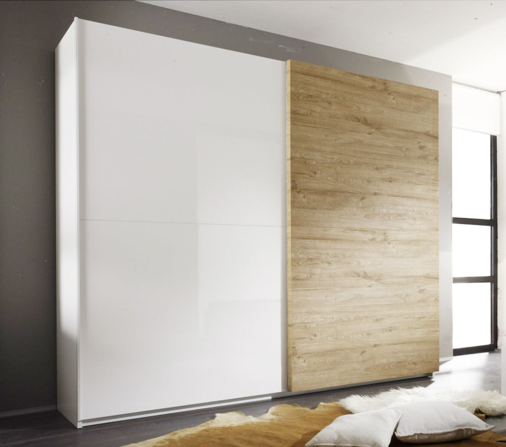 Armoire dans le salon avec de larges portes