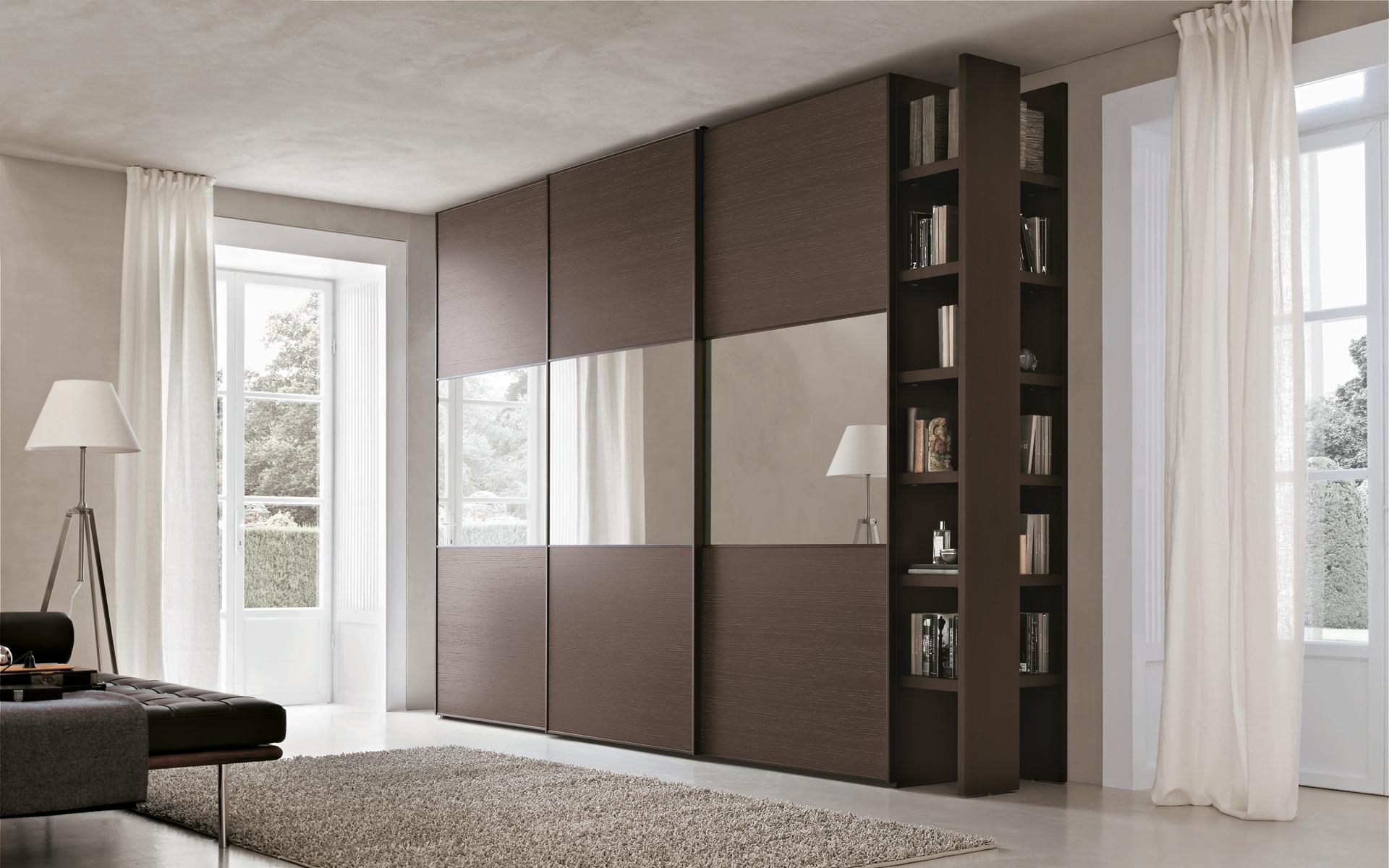 Armoire coulissante dans un salon avec étagères latérales