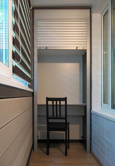 Armoire sur une loggia à partir d'un volet roulant avec une table