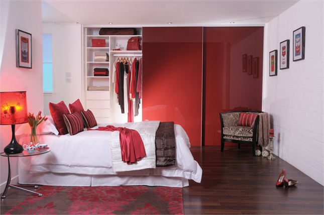 Armoire à façade rouge