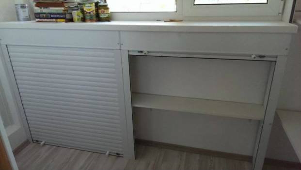 Armoire avec volets sur le balcon et loggia