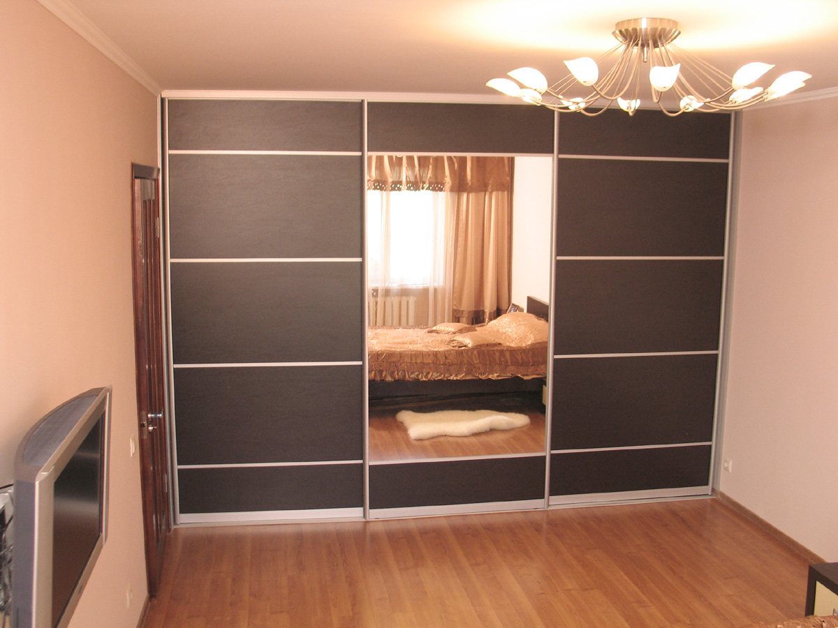 Armoire avec façade miroir