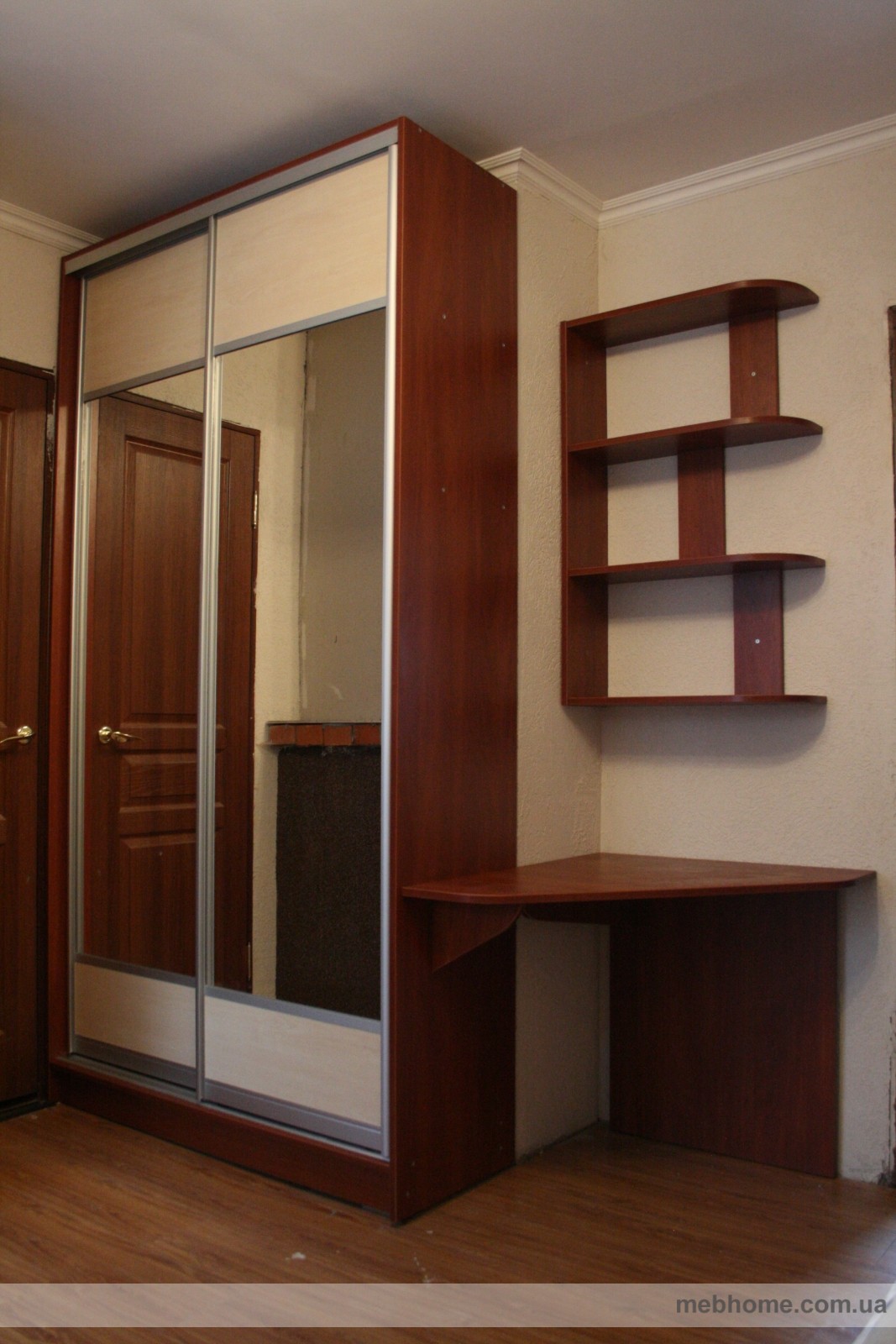 Armoire dans un petit couloir