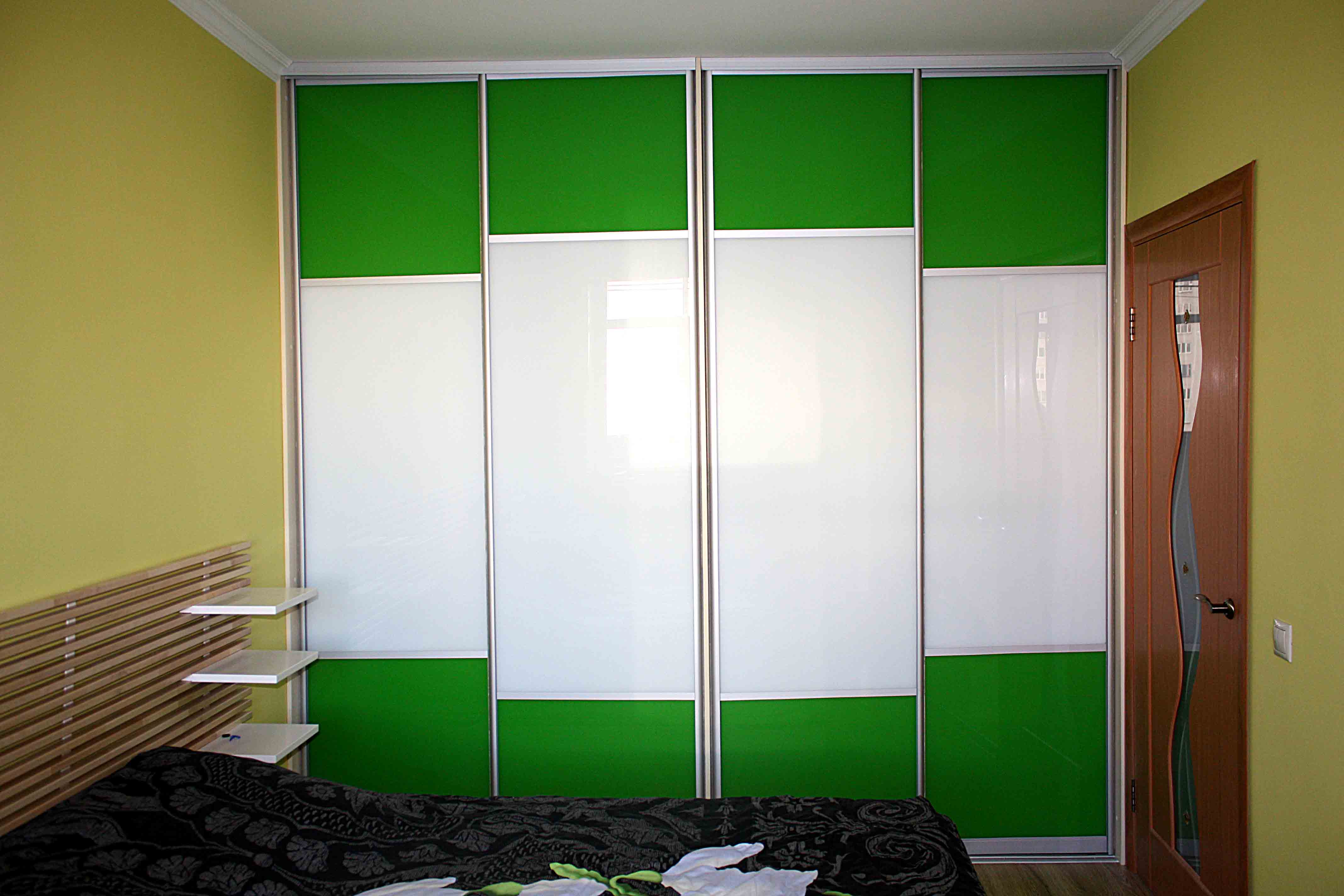 Armoire dans une petite chambre