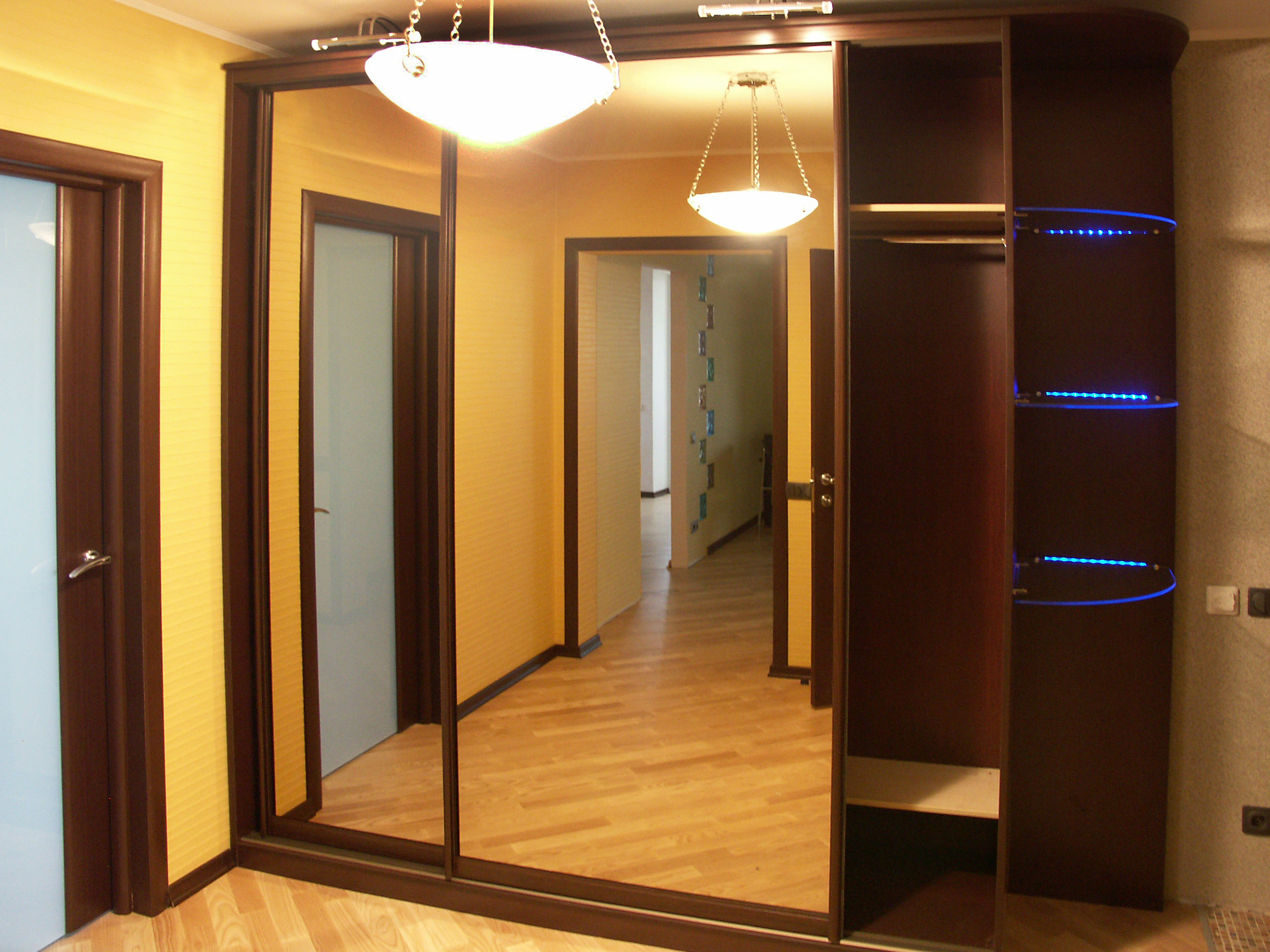 Armoires coulissantes dans un petit couloir