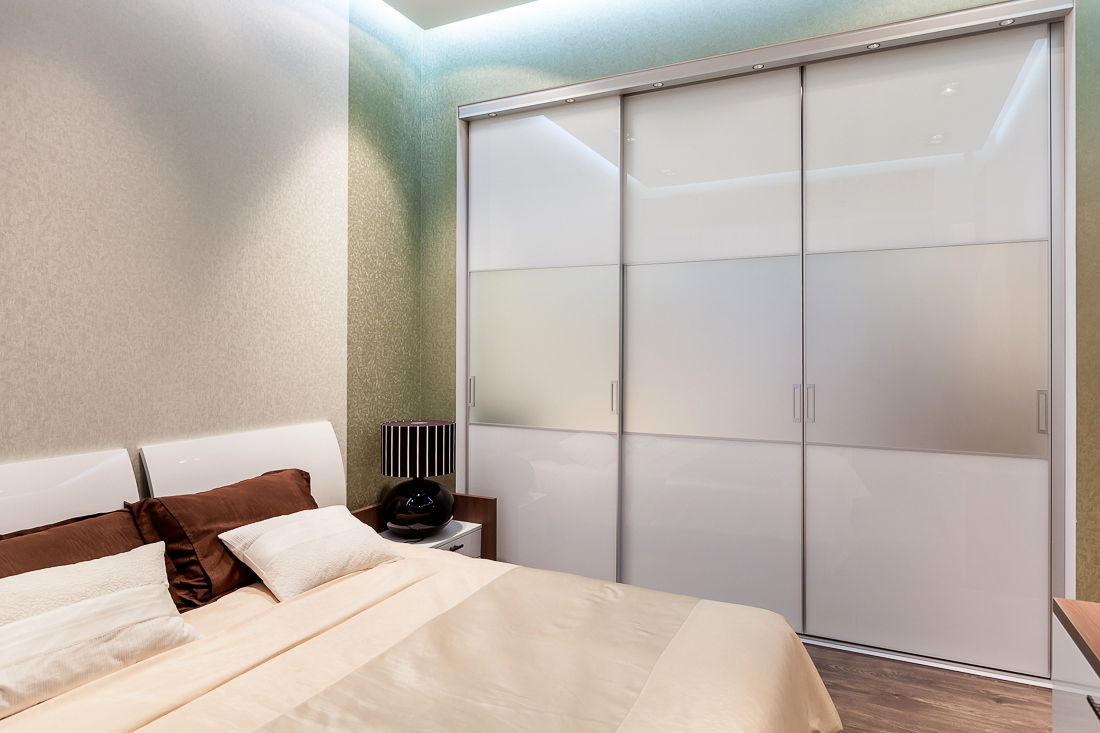 Armoire moderne dans la chambre