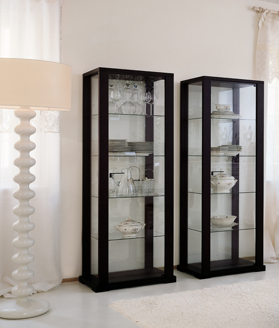Vitrines en verre à l'intérieur du salon