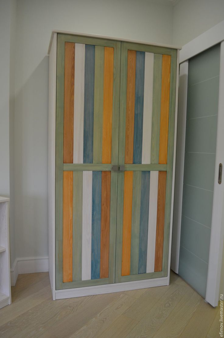 Armoire colorée