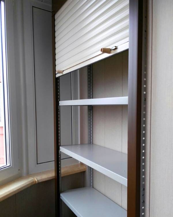Belle armoire confortable sur le balcon