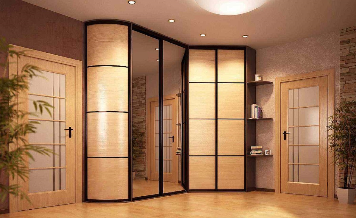 Armoire d'angle dans le couloir