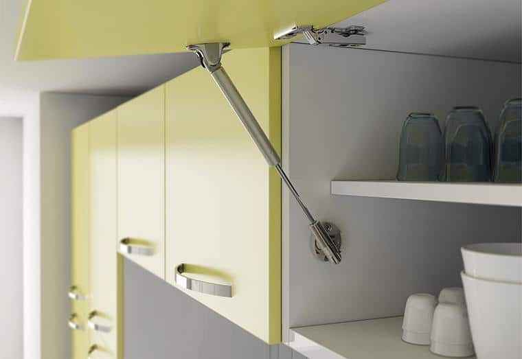 Installation d'une porte plus près des meubles de cuisine