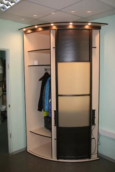 Armoire à rayon étroit